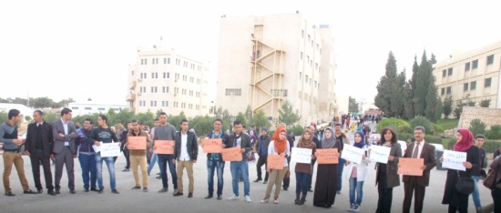 وقفة احتجاجية في "الطفيلة التقنية" رفضا للعنف الجامعي وقفة احتجاجية في "الطفيلة التقنية" رفضا للعنف الجامعي