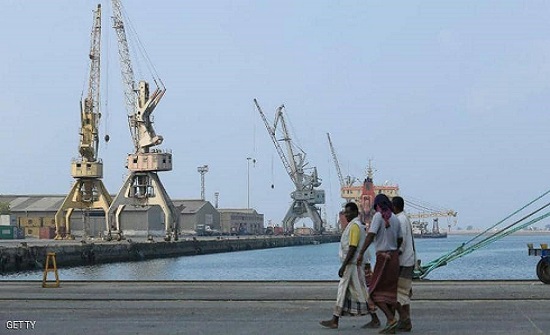 الحوثيون يزرعون الألغام ويحفرون الخنادق حول مطار الحديدة الحوثيون يزرعون الألغام ويحفرون الخنادق حول مطار الحديدة