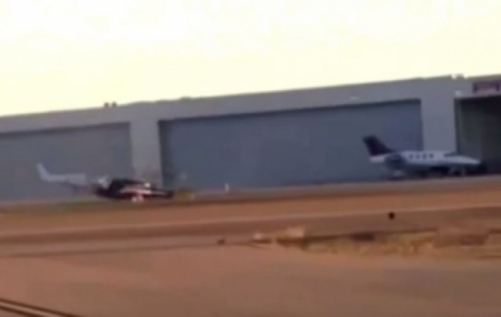 شاهد.. طائرة هيلوكوبتر تدور حول نفسها بعد تحطمها