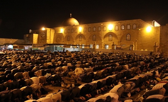 آلاف الفلسطينيين يؤدون التراويح وقيام الليل والفجر برحاب "الأقصى" آلاف الفلسطينيين يؤدون التراويح وقيام الليل والفجر برحاب "الأقصى"