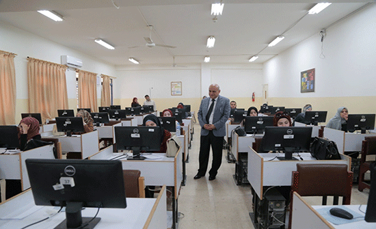 رئيس جامعة الزرقاء يتفقد قاعات امتحان الكفاءة الجامعية رئيس جامعة الزرقاء يتفقد قاعات امتحان الكفاءة الجامعية