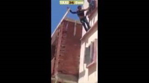 بالفيديو.. لحظة إنقاذ رجل حاول الانتحار بالمغرب بالفيديو.. لحظة إنقاذ رجل حاول الانتحار بالمغرب