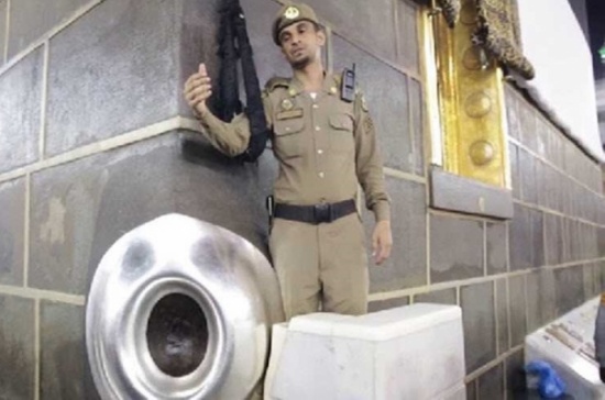 هل خطر في بالك يوماً ما هي مهمة حارس الحجر الأسود؟! هل خطر في بالك يوماً ما هي مهمة حارس الحجر الأسود؟!