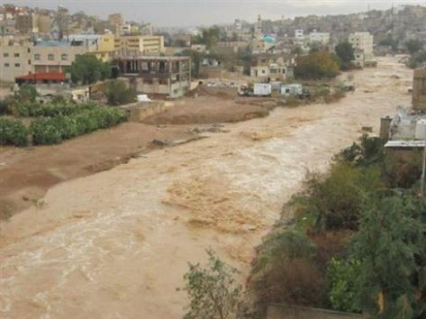 محافظ الزرقاء يدعو الى عدم الاقتراب من سيل الزرقاء محافظ الزرقاء يدعو الى عدم الاقتراب من سيل الزرقاء