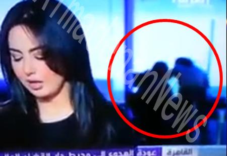 قبلة " ساخنة " على الهواء مباشرة ( فيديو ) قبلة " ساخنة " على الهواء مباشرة ( فيديو )