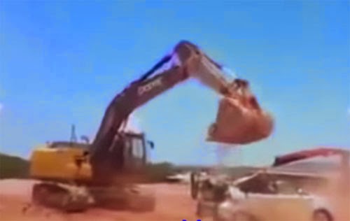 شاهد.. عامل سوداني يحطم سيارة مديره لعدم صرف الراتب