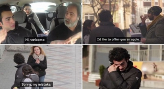 سكان حي تركي يتعلمون لغة الإشارة ليتواصلوا مع جارهم الأصم سكان حي تركي يتعلمون لغة الإشارة ليتواصلوا مع جارهم الأصم