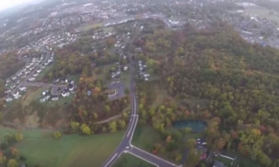 شاهد..  مظلي يرتطم بأسلاك ضغط عالي وهو في طريقة للهبوط