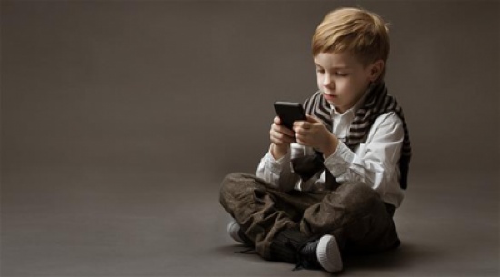 متى تسمح لطفلك باقتناء هاتف ذكي؟ متى تسمح لطفلك باقتناء هاتف ذكي؟