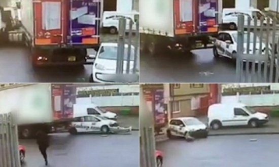 فيديو: شاحنة تجر سيارة صغيرة متوقفة في الشارع بدون علم سائقها فيديو: شاحنة تجر سيارة صغيرة متوقفة في الشارع بدون علم سائقها