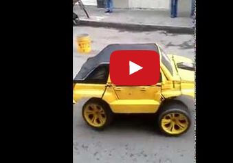 "الرجل المتحول" يلفت انتباه المارّة