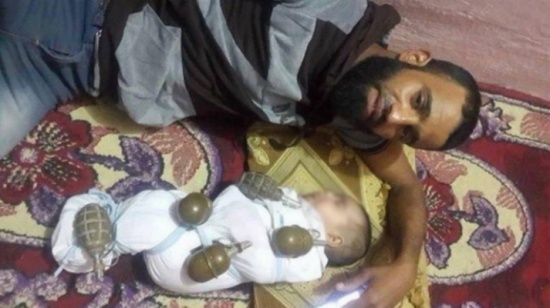 صورة لرجل بجانب طفل نائم تم لفه بقنابل يديوية تثير ضجة كبيرة في تونس!