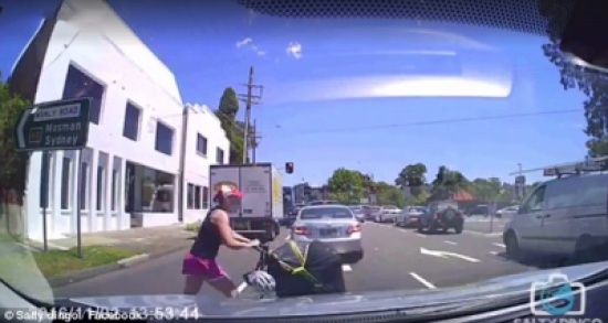 بالفيديو والصور.. امرأة تعرض طفلها للخطر أثناء عبورها الطريق