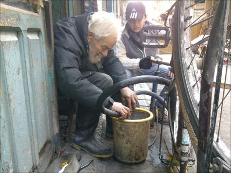 عجوز ثمانيني يسعف الجرحى ويصلح الدراجات في حمص