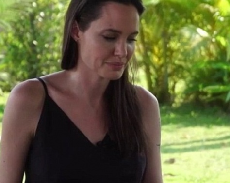 للمرة الاولى - انجلينا جولي تنهار على الهواء بسبب انفصالها عن براد بيت