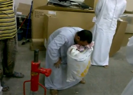 رجل يحمل كيس شعير ٥٠ كيلو باسنانه
