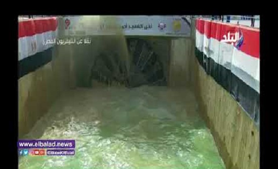 بالفيديو : مصر.. لحظة خروج الحفار العملاق من أسفل قناة السويس