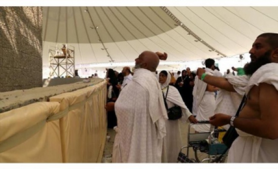 الحجاج يرمون الجمرات أول أيام التشريق الحجاج يرمون الجمرات أول أيام التشريق