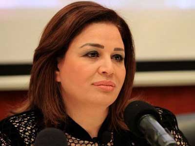 الهام شاهين تؤدي العمرة عن روح والدتها وتعود مباشرة للتصوير الهام شاهين تؤدي العمرة عن روح والدتها وتعود مباشرة للتصوير