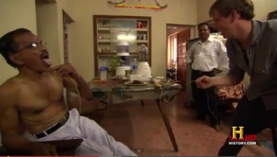 هندي بقوة خارقة.. ومناعة ضد شحنات الكهرباء العالية " فيديو "