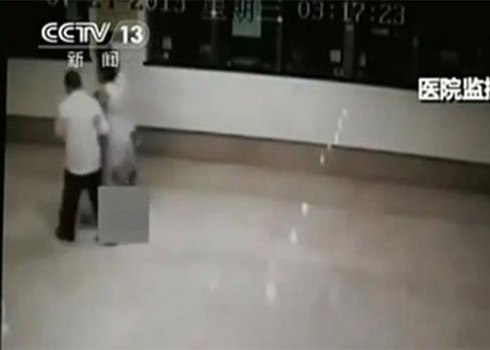 امرأه صينية تضع مولودها وهي تمشي في طريقها لغرفة الولادة