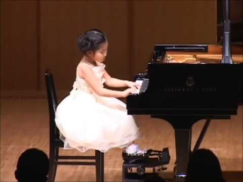 لاعبة بيانو بعمر 6 اعوام