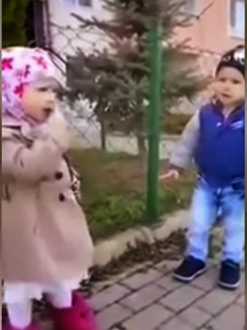 فيديو : طفلة روسية تحاول تعليم اخيها قرأة الفاتحة فيديو : طفلة روسية تحاول تعليم اخيها قرأة الفاتحة