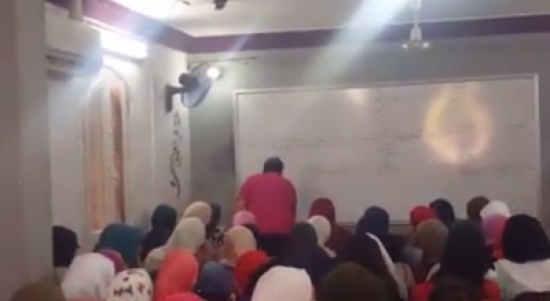 تحت شعار لا حياء في الكيمياء.. شاهد| مدرس مصري يشرح لطلبة وطالبات بالإيحاءات الجنسية!