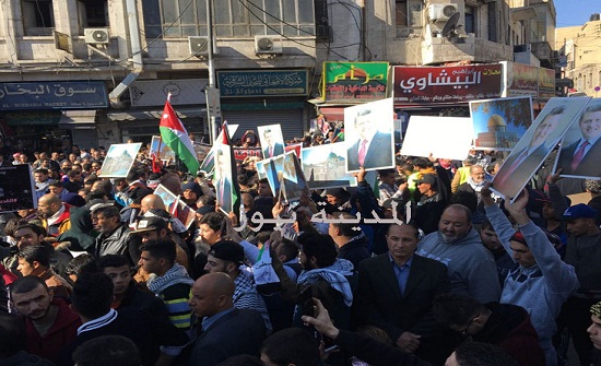 صورة : رجال الأمن العام ينظفون الساحات بعد انتهاء الاعتصامات صورة : رجال الأمن العام ينظفون الساحات بعد انتهاء الاعتصامات