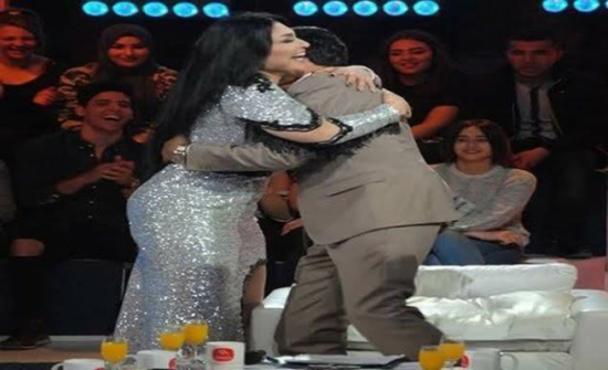 بالفيديو: إغماء مذيع بسبب قبل من نجلاء التّونسيّة