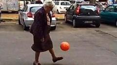 عجوز تتحدى "ميسي" بمهاراتها الكروية