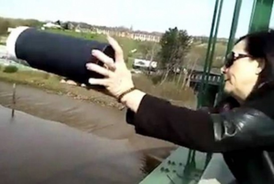 بالفيديو.. حاولت إلقاء رماد جثة والدتها فإنقلب عليها! بالفيديو.. حاولت إلقاء رماد جثة والدتها فإنقلب عليها!