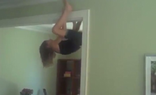 شاهد.. طفلة تتمتع بمهارات سبايدر مان