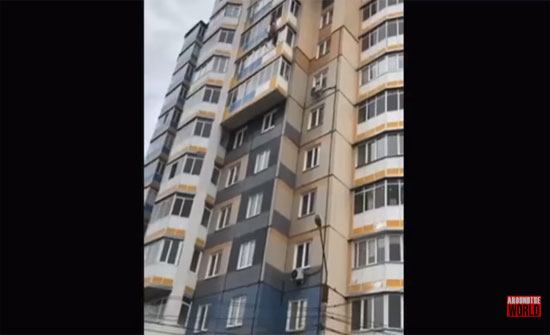 بالفيديو:شاب يلقي بنفسه من الطابق العاشر بعد مقاومة محاولات لإنقاذه