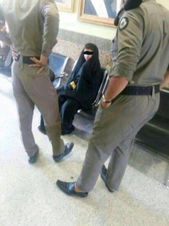 بالصور: القبض على طفل يتسوَّل بزيٍ نسائي بالصور: القبض على طفل يتسوَّل بزيٍ نسائي