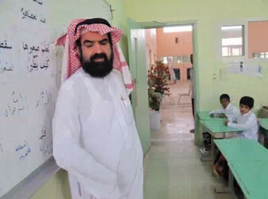 معلّم يوثّق حياة طلابه