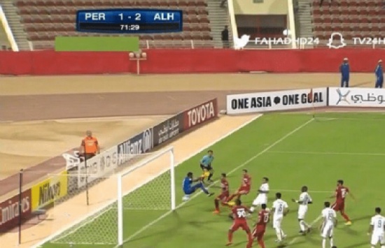 بالفيديو: سخرية واسعة من حارس الأهلي بسبب هذه القفزة الغريبة!