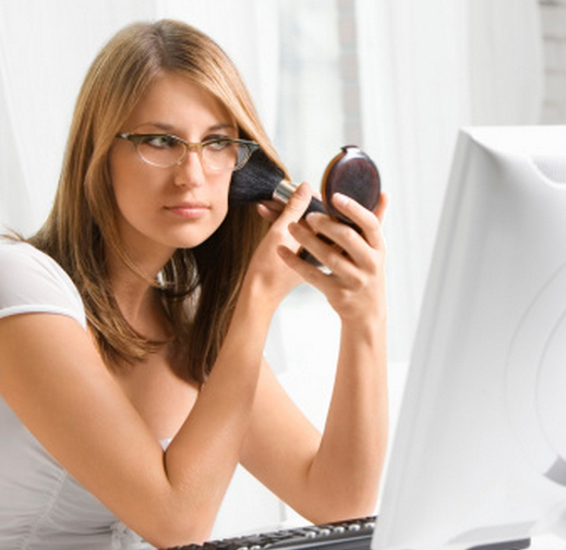 دليلك لوضع المكياج مع النظارات الطبية