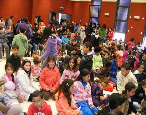 هولندي يصور 300 طفل في أوضاع جنسية