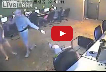 لصوص يعتدون على مدير مقهى والزبائن يتفرجون