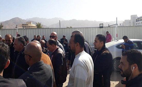 بالصور: اعتصام امام مكاتب سرايا العقبة