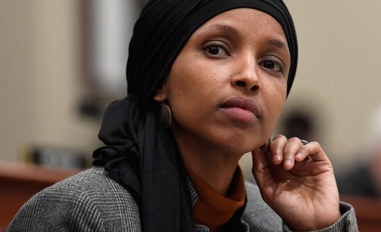 اتهامات للوبي اليهودي في أمريكا بتعريض حياة البرلمانية إلهان عمر للخطر- (تغريدة)