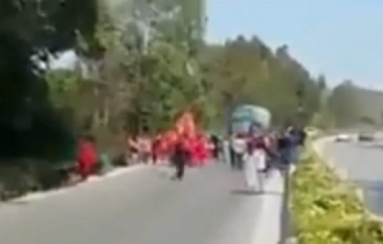 ‏بالفيديو: سائق شاحنة غاز لم ينتبه لوجود موكب زواج أمامه.. فحدثت هذه الكارثة !