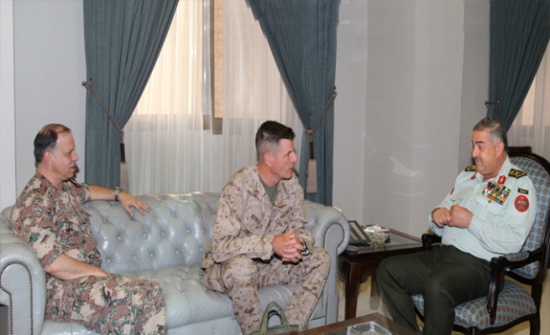 الفريق الركن فريحات يستقبل قائد القيادة المركزية البحرية الأمريكية
