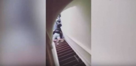 مضيف يدفع بزائرة الفندق إلى أسفل الدرج والسبب صادم! (فيديو) مضيف يدفع بزائرة الفندق إلى أسفل الدرج والسبب صادم! (فيديو)