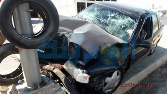 شاهدوا بالصور ... اصطدام سيارة " خمسيني " بعمود كهربائي