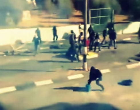 بالفيديو.. شاب فلسطيني يبطل مفعول قنبلة غاز بدلو فارغ