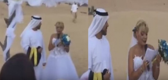 شاهد..  يحتفل بزواجه من فتاة فرنسية في الصحراء