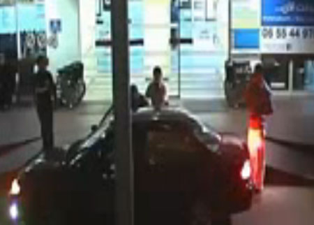 شاب يدهس والده بالخطأ