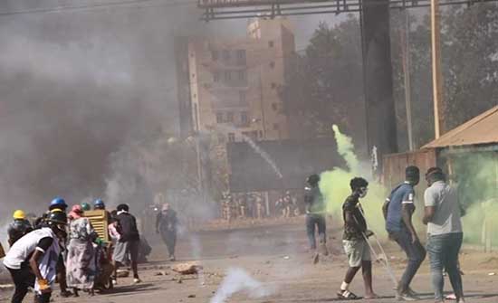 بالفيديو : الشرطة السودانية تفرق محتجين بالقوة.. وسقوط إصابات بالفيديو : الشرطة السودانية تفرق محتجين بالقوة.. وسقوط إصابات